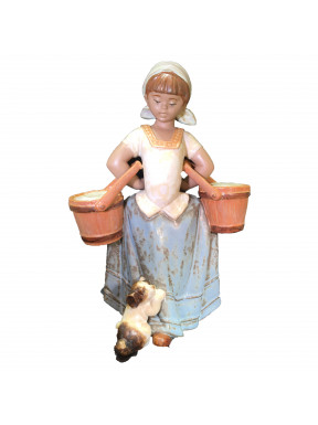 Figura Porcelana LLadro Cargada con pozales