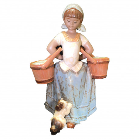 Figura Porcelana LLadro Cargada con pozales